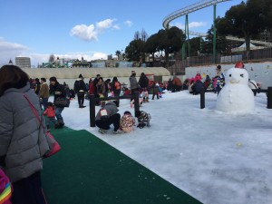 雪だるま広場。雪だるまを作って飾りつけをしたり、思い思いに雪で遊ぶことができます。