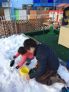 宝探し。スコップで雪をザクザク掘って探します。